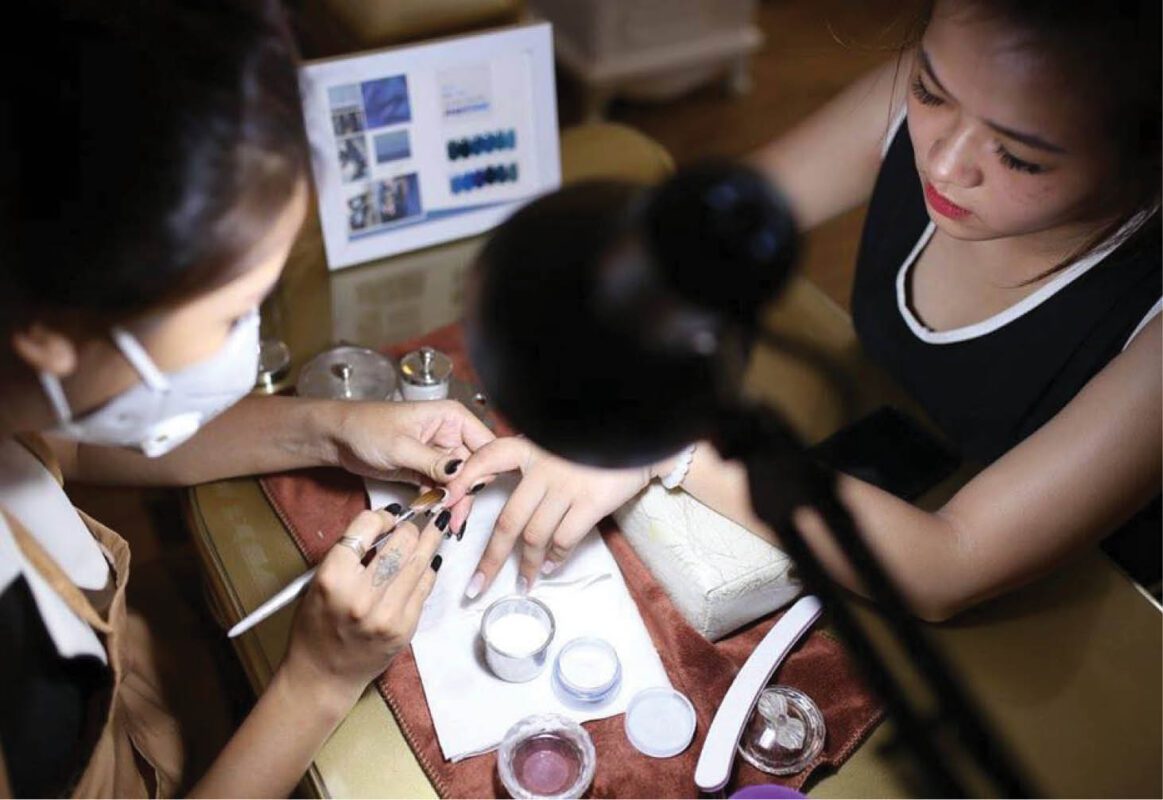 Thu nhập của nghề nail ở Việt Nam cho thợ nail có tay nghề là khá cao.