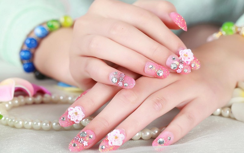 Màu hồng đào có thể kết hợp với nhiều kiểu nails khác nhau