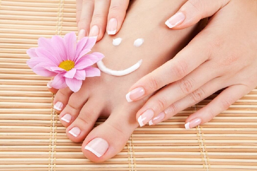 Giữ sạch sẽ và dưỡng ẩm móng cũng như da xung quanh móng là cách điều trị sứt móng chân trong thời gian móng hồi phục