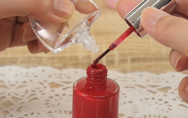 Cách làm loãng sơn móng tay hiệu quả nhất là dùng dung dịch chuyên dụng