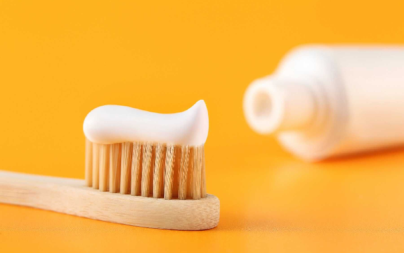Sử dụng kem đánh răng và muối là cách làm móng tay dài trong 1 ngày được nhiều người tin tưởng áp dụng
