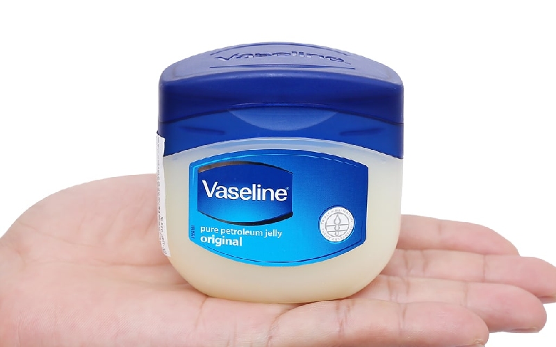 Vaseline kết hợp với kem đánh răng và màu sẽ tạo ra sơn móng tay có độ dưỡng cao