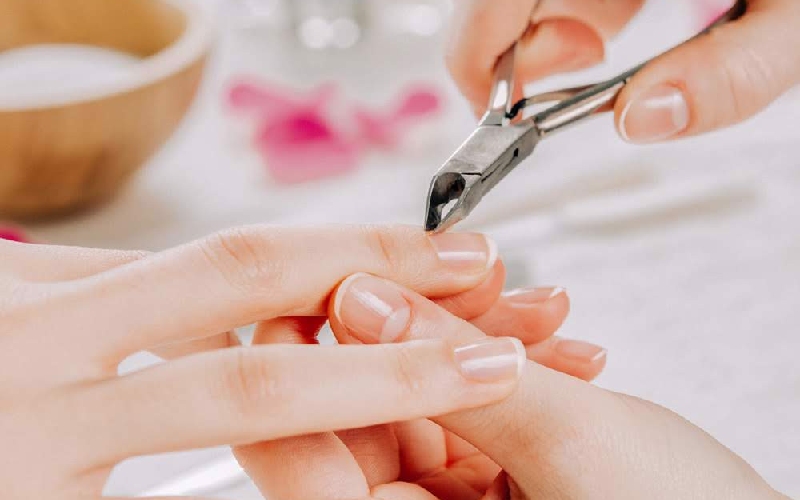 Trước khi thực hiện cách làm sơn móng tay trong suốt bạn cần phải vệ sinh móng sạch đẹp để bộ móng hoàn hảo hơn