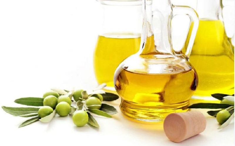 Dùng dầu olive và nước ấm ngâm tay mỗi ngày để móng và da khỏe mạnh hơn