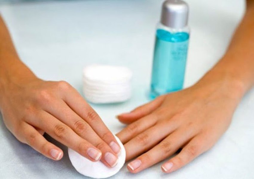 Tẩy móng gel bằng bông giúp giảm sự tổn thương cho móng tay của bạn.