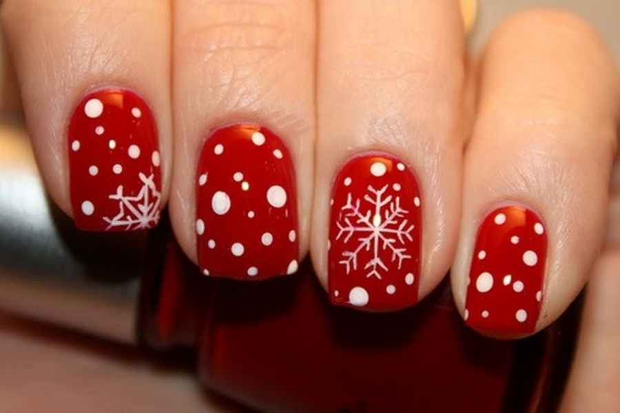 Họa tiết hoa tuyết kết hợp nền sơn đỏ sẽ tạo nên một mẫu nail hoa đẹp vô cùng thu hút