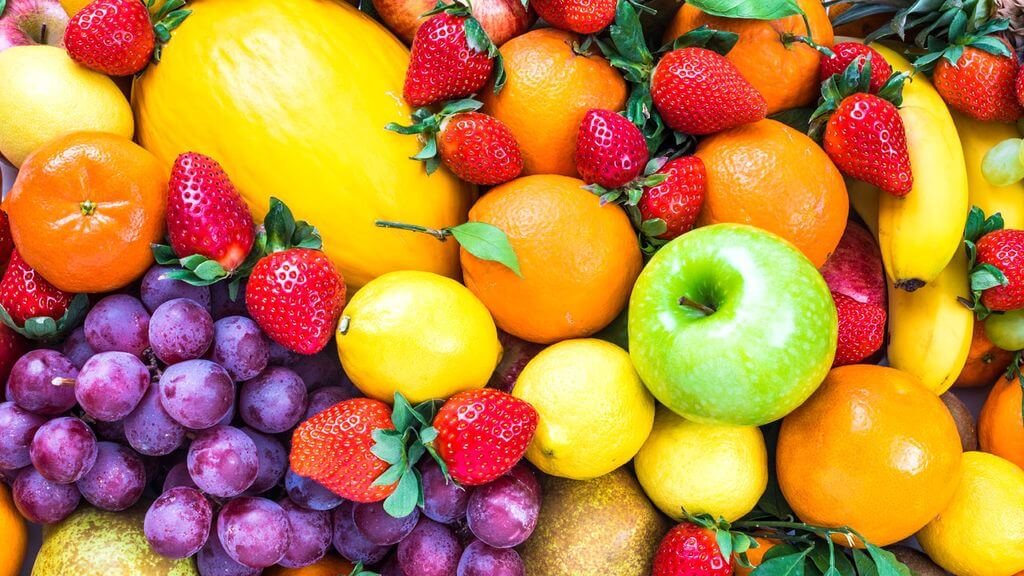 Chăm sóc từ bên trong bằng cách ăn nhiều trái cây để bổ sung vitamin