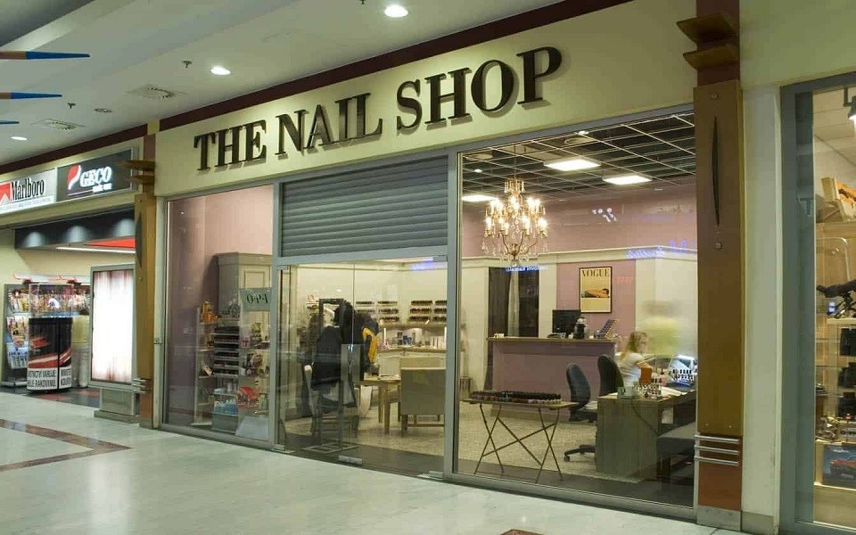 Mở tiệm Nail cần mất chi phí cho biển hiệu