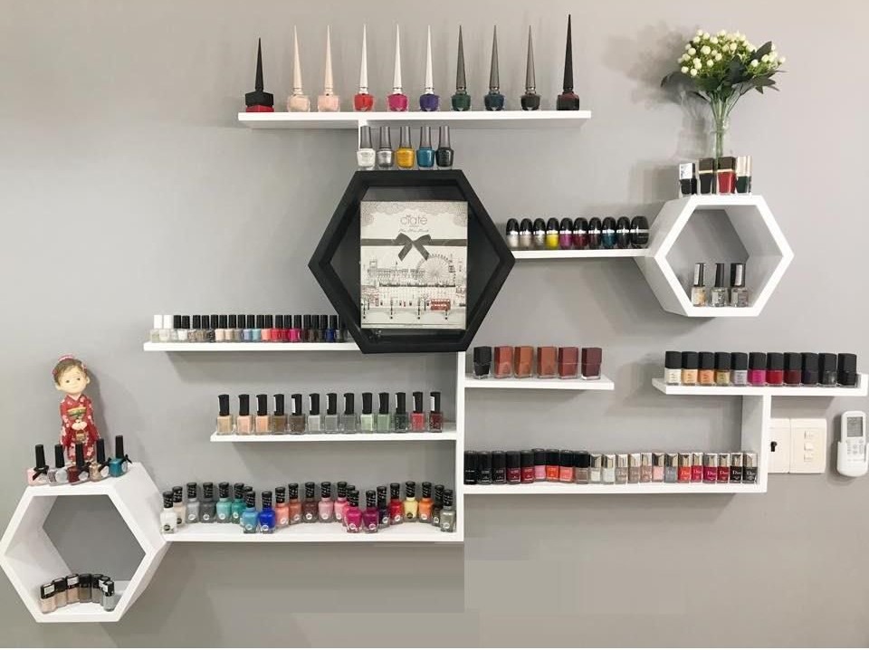 Tủ trưng bày vật dụng làm nail thể hiện khả năng thẩm mỹ của chủ tiệm - mở tiệm nail cần mua gì